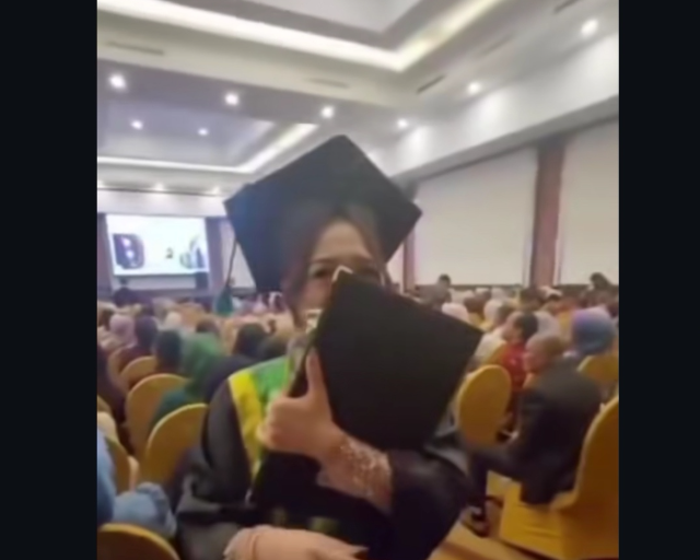 Istri Labrak Selingkuhan Saat Wisuda, Karangan Bunga Jadi Viral